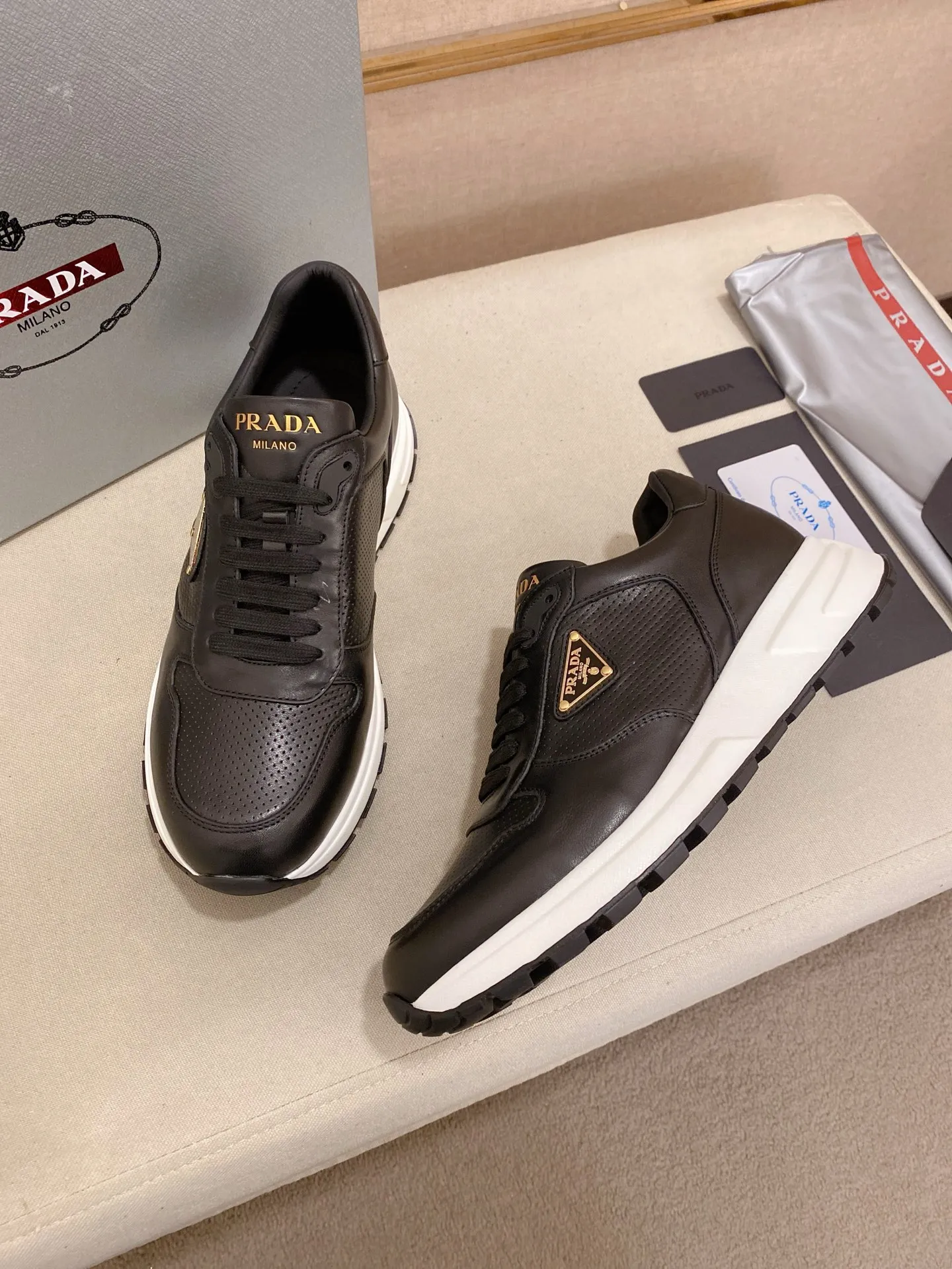 Men's shoes 💰 580💰 ✔️✔️✔️High-quality new PRADA counters are launched at the same time. The new men's shoes and 😘fabrics are selected from imported first-layer cowhide and are made by pure handcrafts. Lining: Full cowhide lining. 👍🏿 High-end ☄️ air-cushion molded anti-slip rubber outsole, exquisite lines, simple and elegant, comfortable and high-end for leisure travel. Code number: 38 to 44 (45 can be customized and cannot be returned or exchanged)